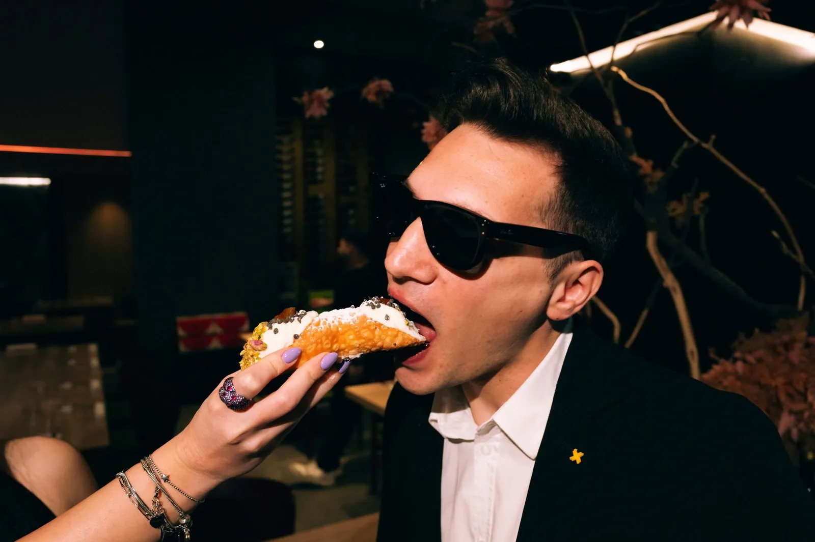 Éstro man eating cannolo
