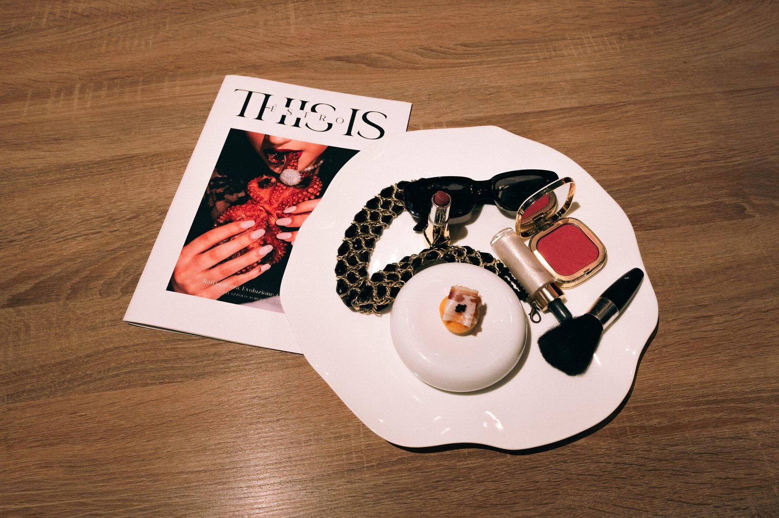 Éstro plate with makeup